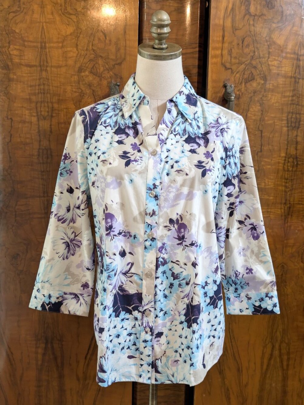 Chicos Wrinkle Resistant Floral Blouse Shirt M 1 Blue Purple Abstract Floral Art